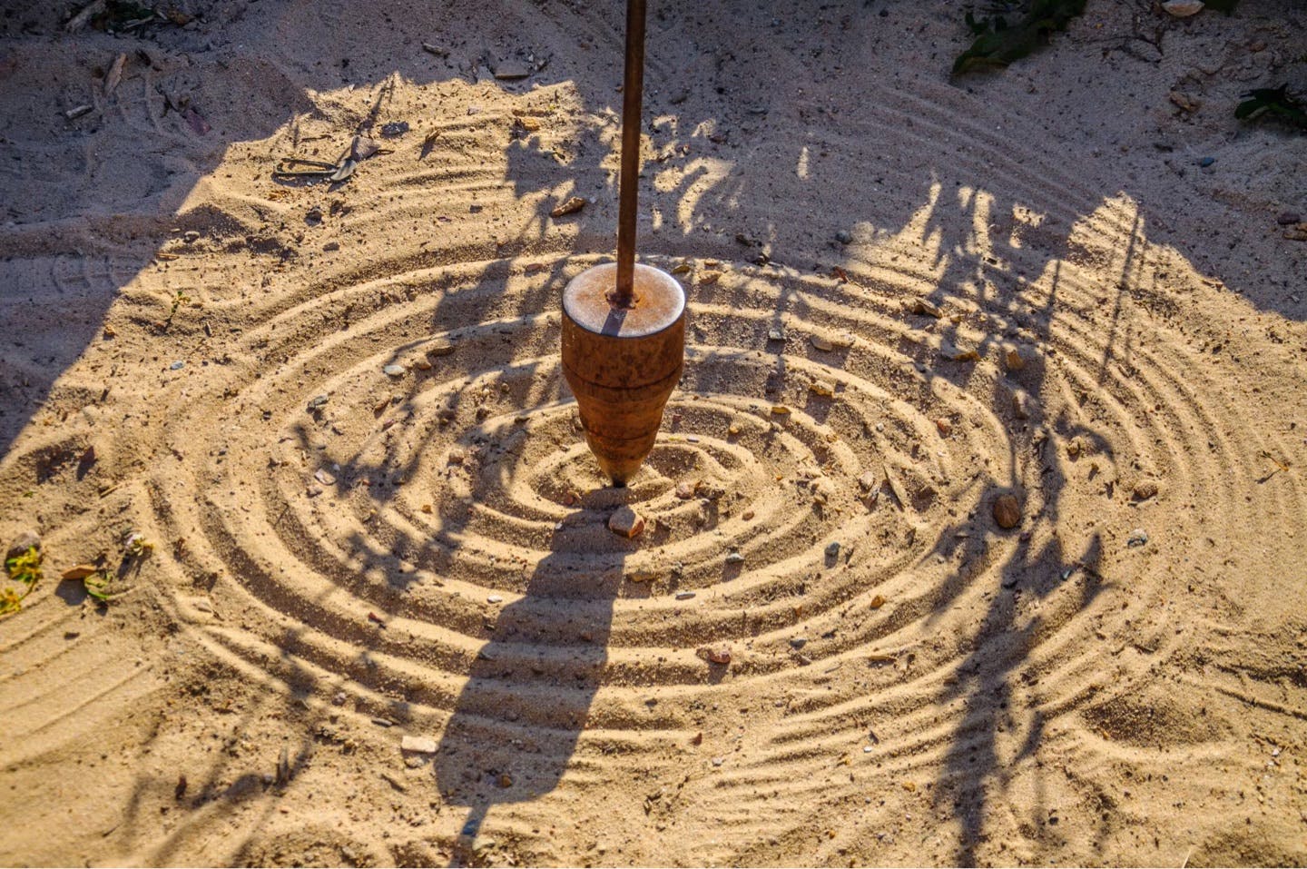 Mathematical pendulum is drawing on the sand.