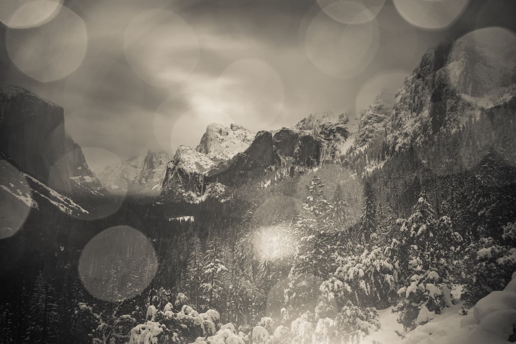 A snowy mountainous landscape at Yosemite National Park
